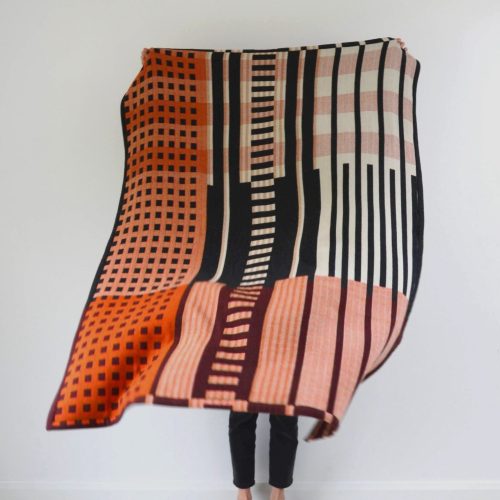 Llj-Handwoevn blanket (Oren, Gwyn a Coch)
